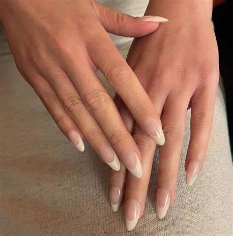 French Manicure: le nuove tendenze 2024 .